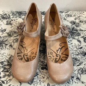 PORTOFINO Sz 41 Heeled Sandal With  Velcro Closure Adorned with Flower